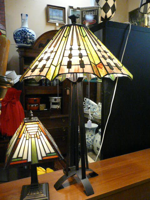 Tiffany lampen, wisselend assortiment – De Stoof Brocante