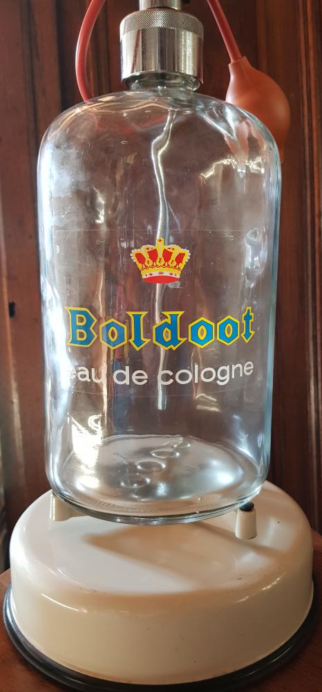 Boldoot Eau de Cologne, toonbankfles op Verkocht Stoof